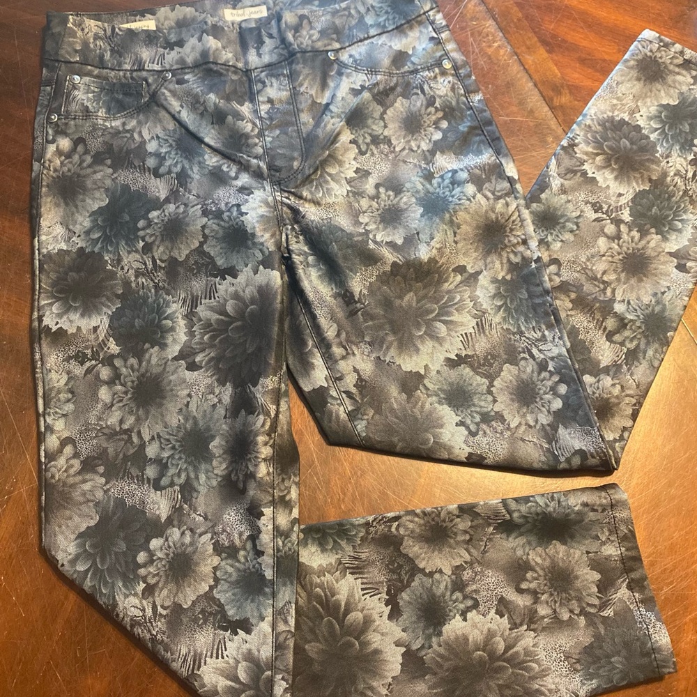 Tribal Floral Patterned Jeans Jeggings - Black and Gray